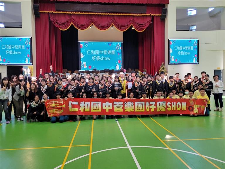 實體演出行進管樂與室內合奏，帶給全校師生社區民眾一個美好的聖誕前夕，於表演後留影。